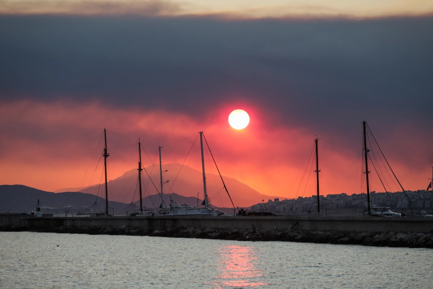 Φωτιά στα Βίλια: Οι καπνοί ήταν ορατοί ακόμα και στην παραλία του Φαλήρου (φώτο)