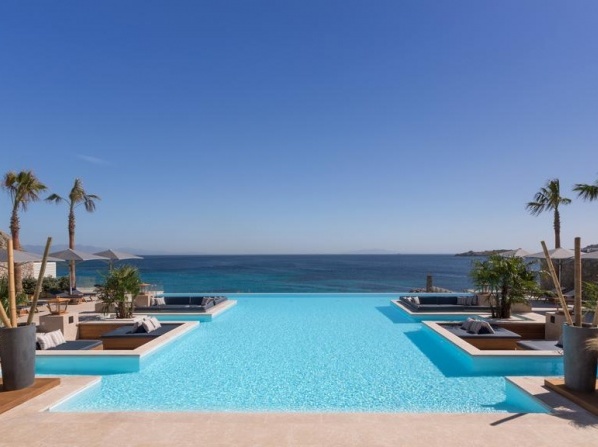 Μύκονος: «Στερεύει» από νερό – Έκκληση για οικονομία – Αδειάζουν οι πισίνες