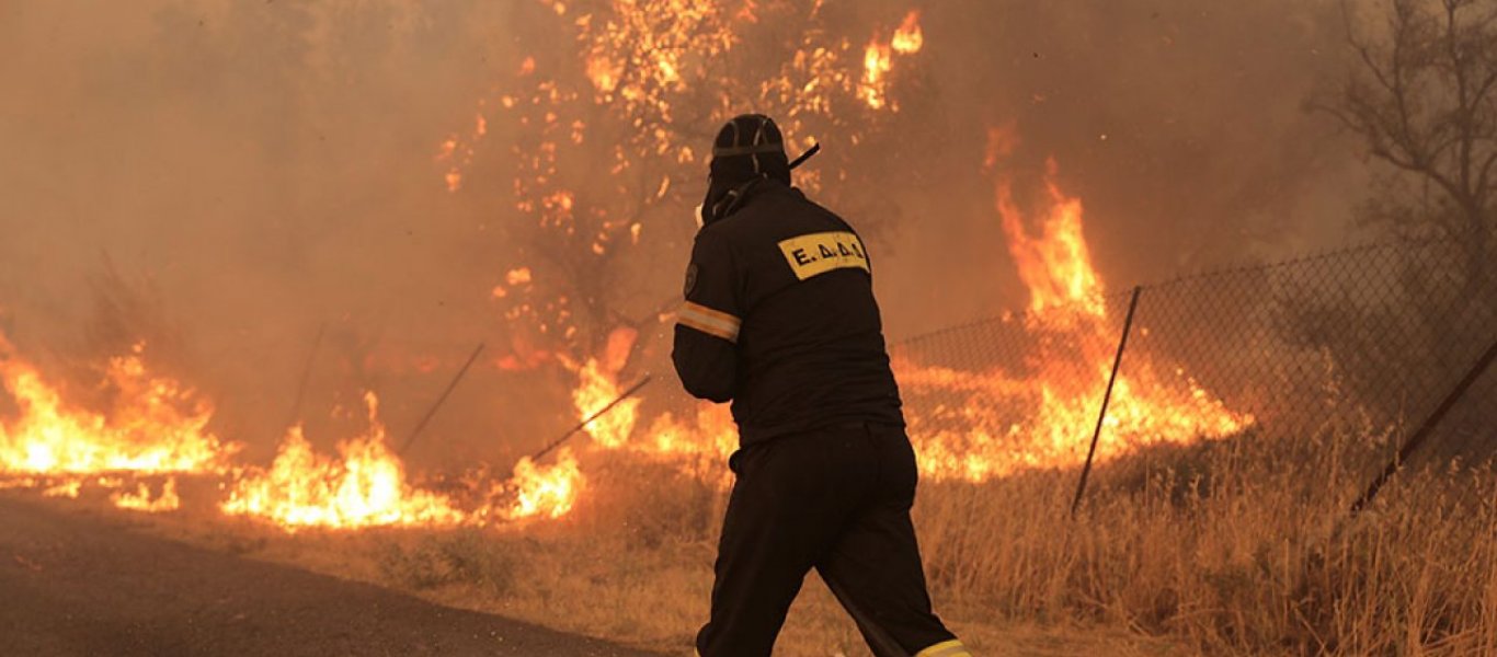 Ανεξέλεγκτη η φωτιά στην Κερατέα: Παραδόθηκε στις φλόγες το πρώτο σπίτι στη Συντερίνα