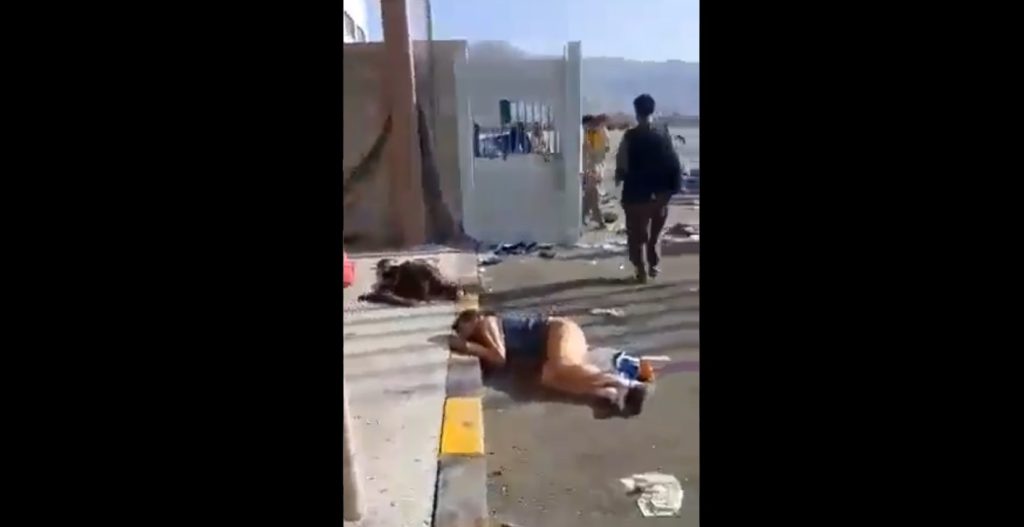 Βίντεο-σοκ: Οι Αμερικανοί σκοτώνουν τους Αφγανούς συνεργάτες τους στο αεροδρόμιο –  Τους πετούν απ’ τα αεροπλάνα (upd 2)