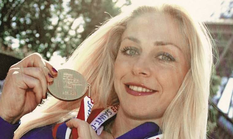 Η Μιρέλα Μανιάνι ποζάρει με κατακόκκινο μπικίνι στα 44 της και εντυπωσιάζει (φωτο)