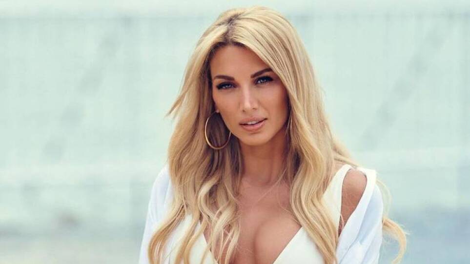 «Φωτιά» με «καυτό» μπικίνι η η Κωνσταντίνα Σπυροπούλου στην Ίο (φωτο)