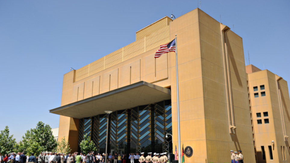 Εκκενώθηκε η πρεσβεία των ΗΠΑ στην Καμπούλ – Υποστολή της αμερικανικής σημαίας