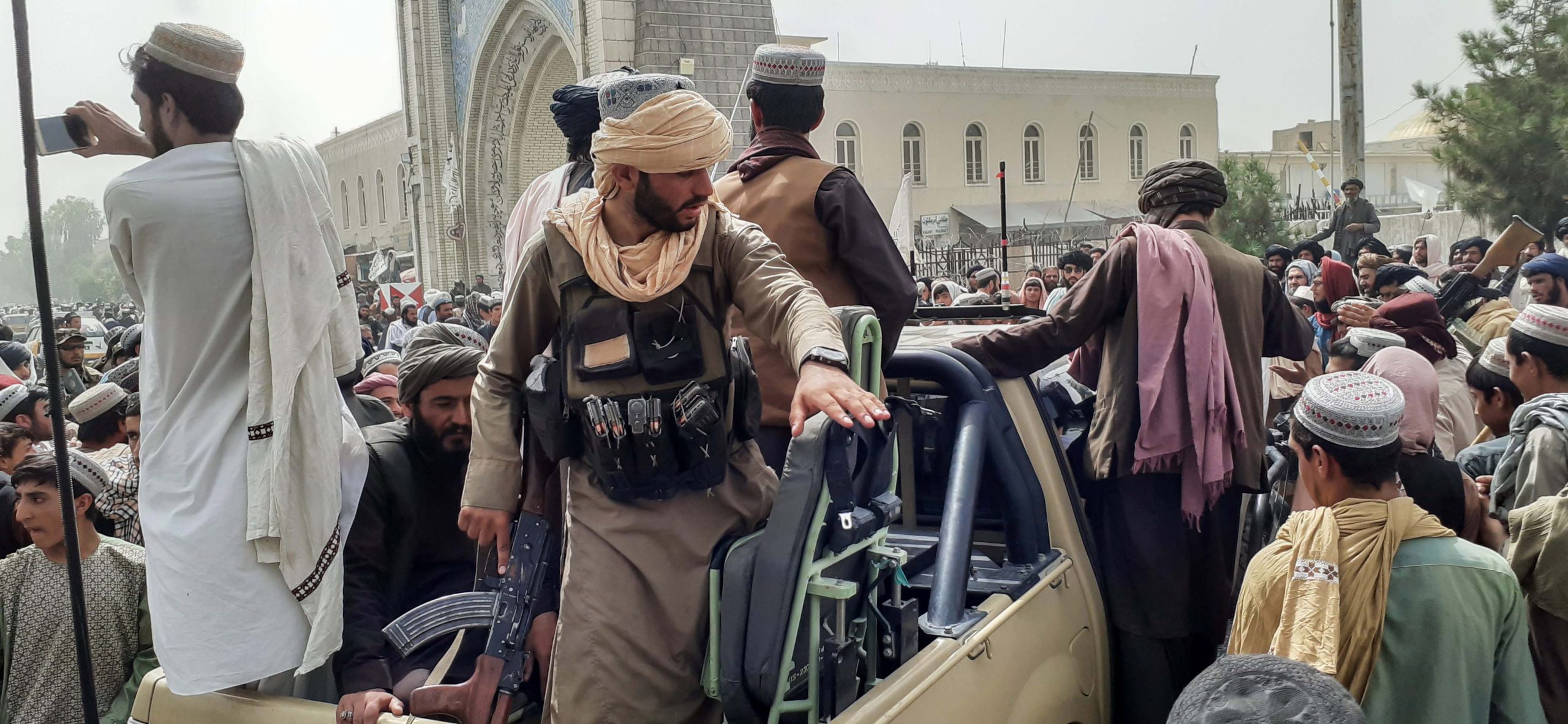Αφγανιστάν – Ταλιμπάν πυροβολεί εν ψυχρώ πολίτη στο αεροδρόμιο (φώτο-βίντεο)