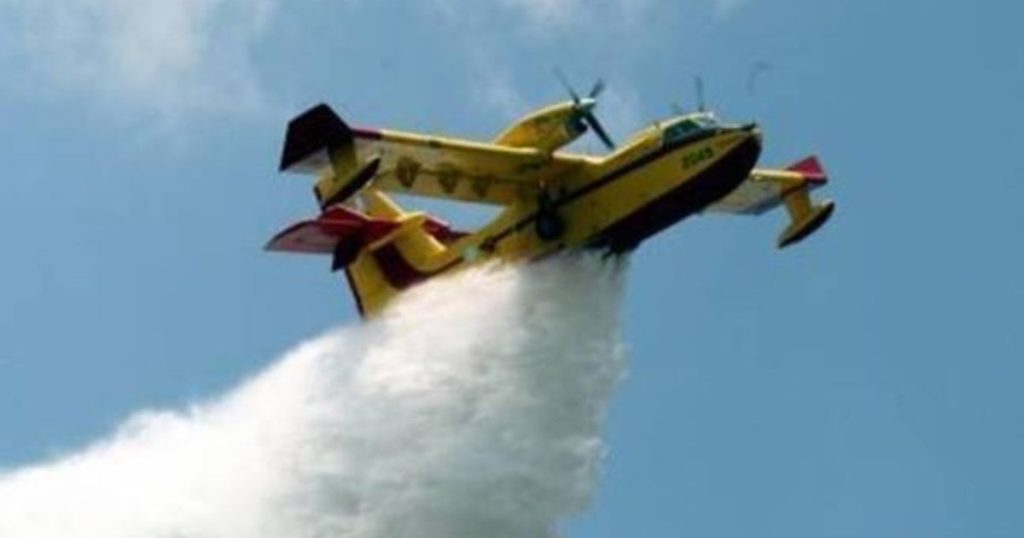 Ρεπόρτερ του ΣΚΑΪ έγινε «μούσκεμα» στον αέρα – Δέχθηκε όλη τη ρίψη νερού Canadair (βίντεο)