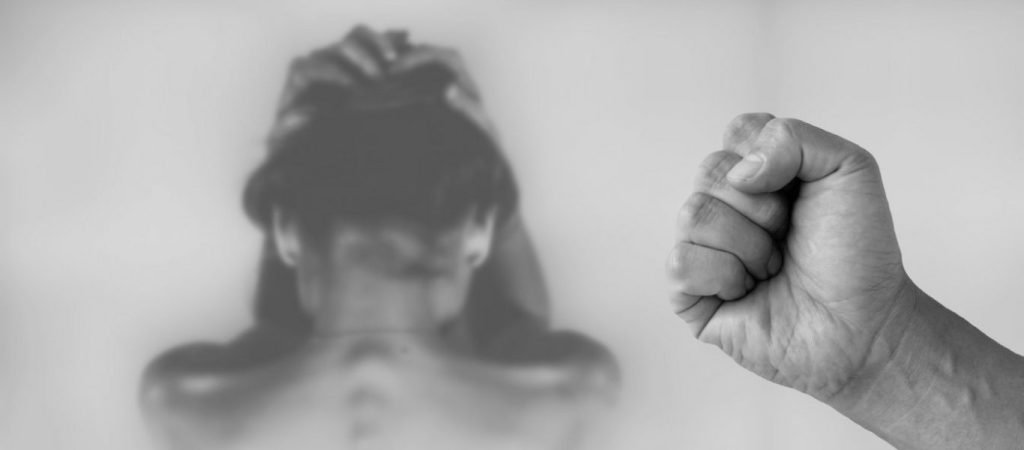 «Εκτός ελέγχου» η βία κατά γυναικών – Ξεπέρασαν τις 4.000 οι κλήσεις σε έξι μήνες