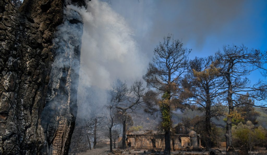Πύρινη κόλαση στα Βίλια: Μια ανάσα από Θέα και Παλαιοχώρι η φωτιά – Έκλεισε η παλαιά εθνική οδό Αθηνών-Θηβών