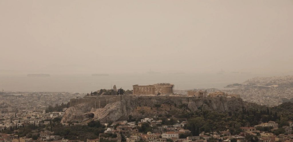Φωτιά στα Βίλια: Τεράστιο σύννεφο καπνού πάνω από την Ακρόπολη (φώτο)