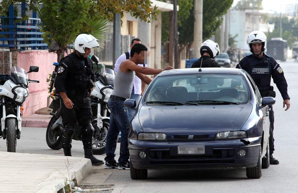 Συμπλοκή Ρομά με αστυνομικούς στην Λέσβο: Έπεσαν πυροβολιασμοί – Συνελήφθησαν 8 άτομα