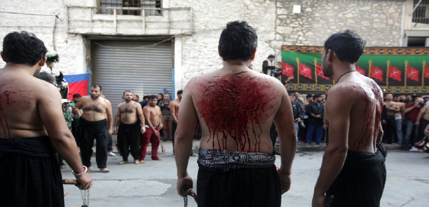 Ημέρα της Ασούρα: Σιίτες μουσουλμάνοι αυτομαστιγώνονται στον Πειραιά (φώτο)