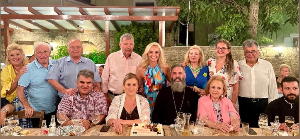 Η Μ.Παγώνη σε «κορωνοπάρτι» χωρίς μάσκες και αποστάσεις (φώτο)