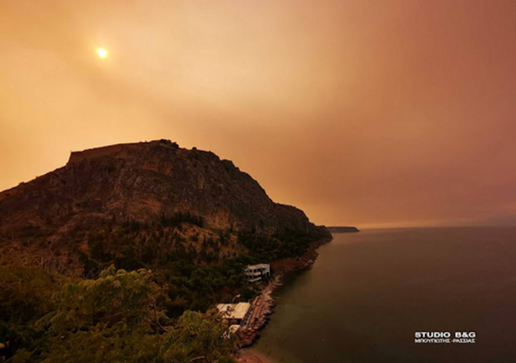 Φωτιά στα Βίλια: Σκέπασε την Αργολίδα ο καπνός από την πυρκαγιά (φωτο)