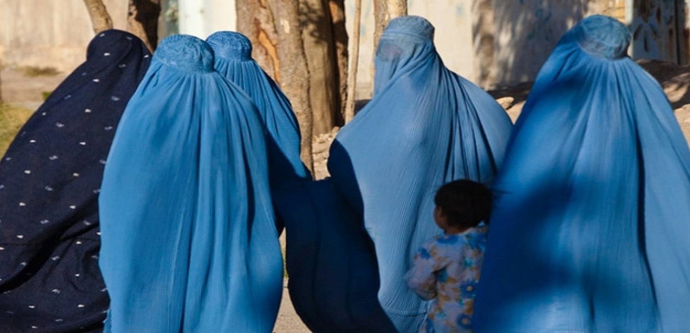 Σοκαριστική μαρτυρία Αφγανής για τους Ταλιμπάν: «Με τύφλωσαν – Πετούν στα σκυλιά πτώματα γυναικών!» (βίντεο)