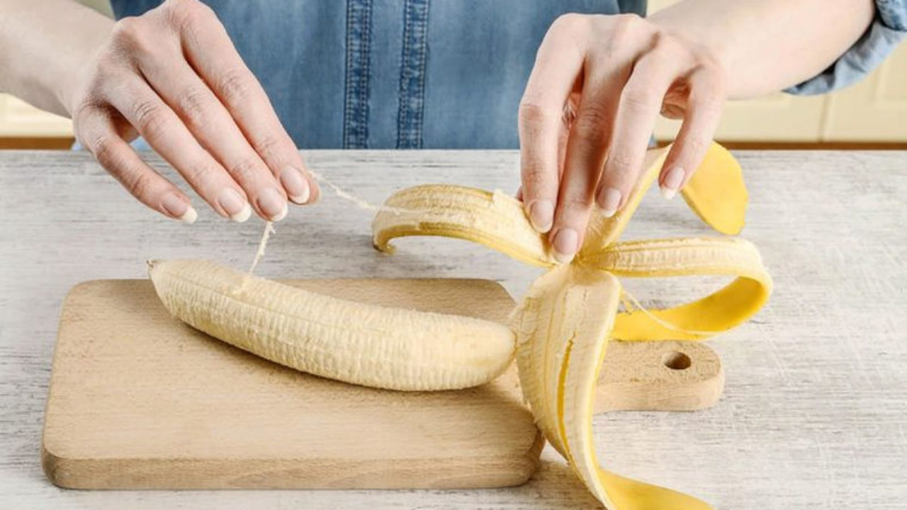 Να γιατί δεν πρέπει να πετάτε τις «κλωστές» από τις μπανάνες