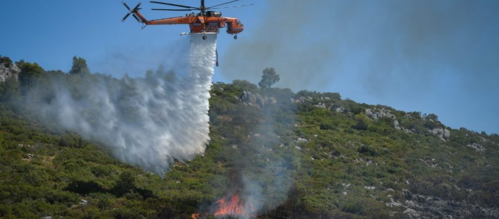 Φωτιά στα Βίλια: Απίστευτο στιγμιότυπο με ελικόπτερο που εφοδιάζεται από υδροφόρα! (βίντεο)