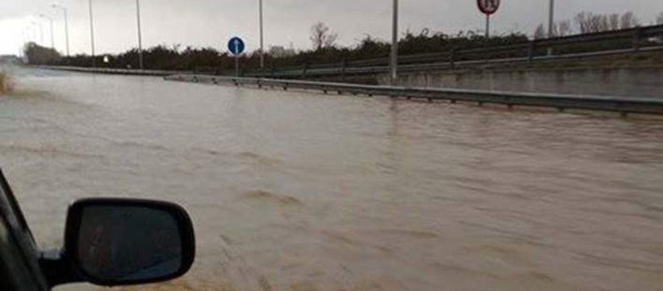 Κατερίνη: Σε ποτάμια μετατράπηκαν οι δρόμοι μετά από ξαφνική καταιγίδα (βίντεο)