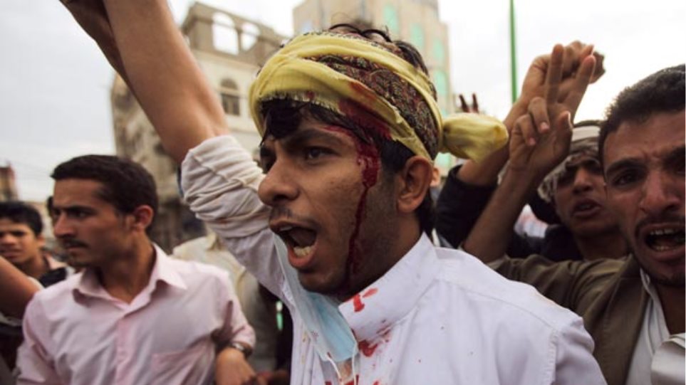 Εικόνες φρίκης από το Πακιστάν: 400 άνδρες προσπαθούν να βιάσουν γυναίκα (βίντεο)
