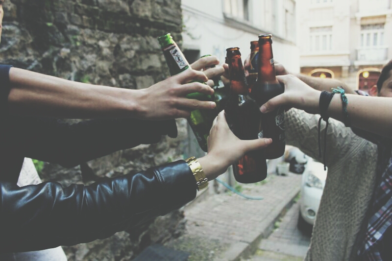 Εννιά κόλπο για να πίνεις όλο το βράδυ αλλά να παραμένεις «νηφάλιος»