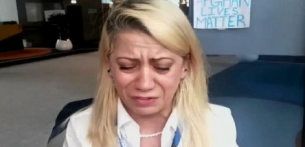 Συγκλονίζει Αφγανή δημοσιογράφος: «Καλώ τις γυναίκες να βγουν έξω και να υψώσουν τη φωνή τους» (βίντεο)
