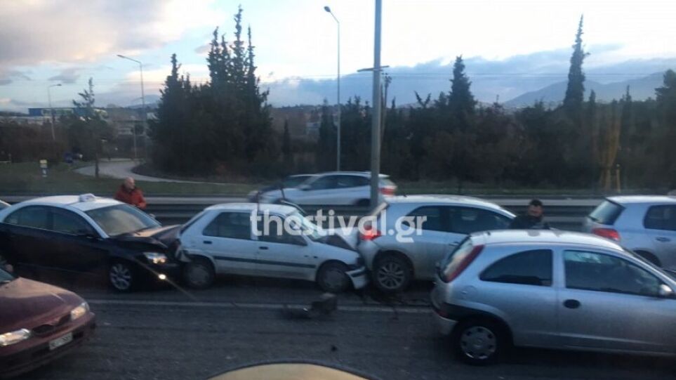 Θεσσαλονίκη: Καραμπόλα έξι οχημάτων στον περιφερειακό