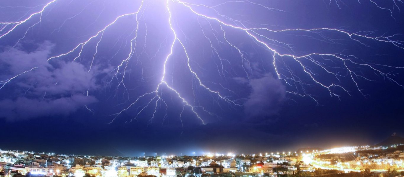 Καιρός: Άνοιξαν οι ουρανοί – Σφοδρές καταιγίδες και 1.600 κεραυνοί μέσα σε λίγες ώρες