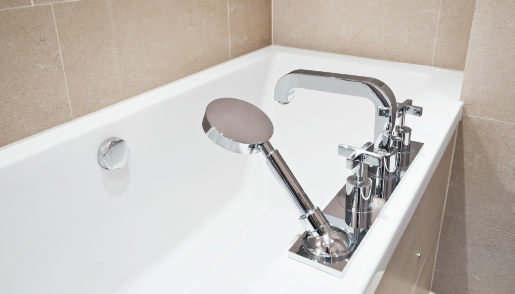 Το κόλπο για να κάνετε τη μπανιέρα σας να αστράφτει χωρίς σκληρό τρίψιμο (βίντεο)