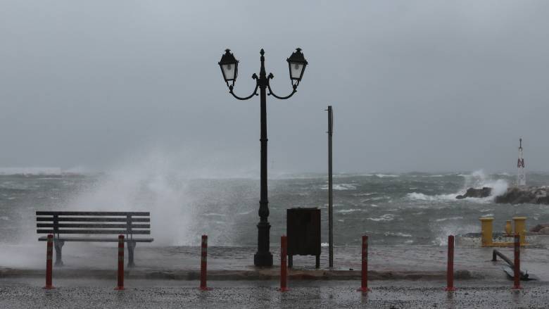Καιρός: Ισχυροί άνεμοι και τοπικές βροχές σήμερα – Αναλυτικά η πρόγνωση