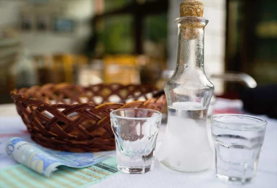 Ποια η διαφορά του τσίπουρου από τη ρακή και ποια τα οφέλη για την υγεία όταν καταναλώνονται με μέτρο;