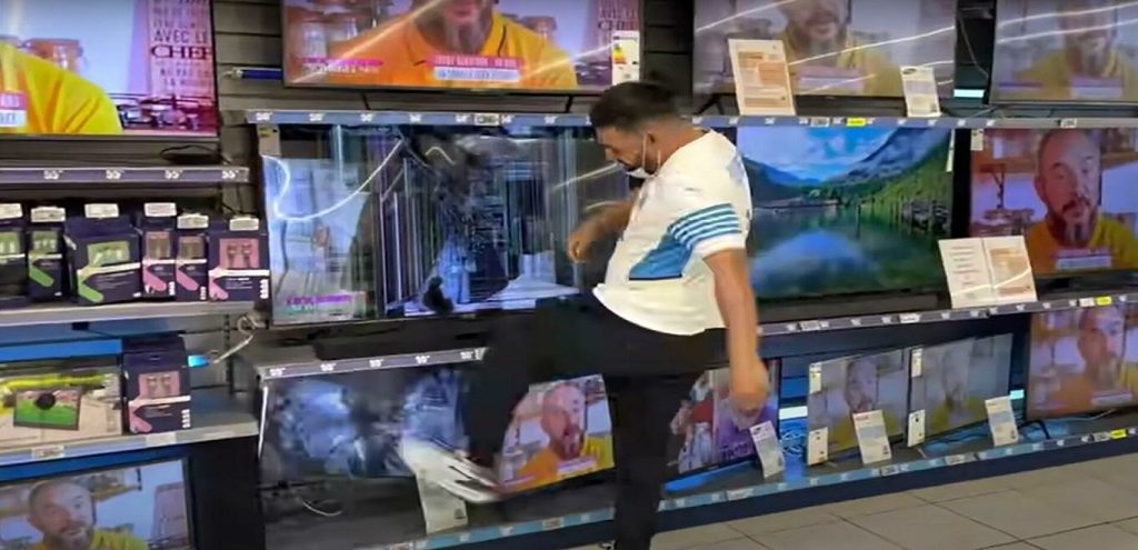 Οπαδός της Μαρσέιγ με φανέλα «Fuck Messi» έκανε γυαλιά – καρφιά μαγαζί ηλεκτρονικών ειδών! (βίντεο)