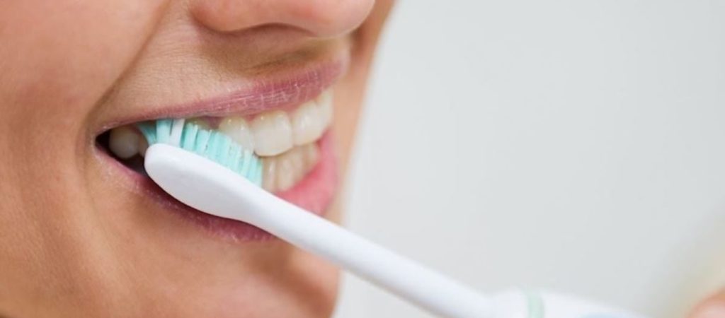 Οδοντίατρος «απαγορεύει» το πλύσιμο των δοντιών πριν το πρωινό – Δείτε τους λόγους (βίντεο)