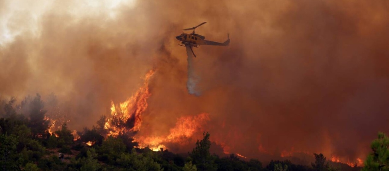 Φωτιά στα Βίλια: Ορατή ακόμη και από το διάστημα η μεγάλη πυρκαγιά