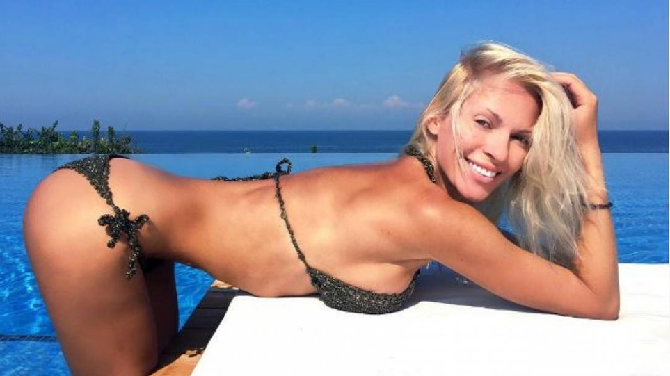 Ασημίνα Ιγγλέζου: Κάνει γυμναστική με μπικίνι μπροστά στο ψυγείο του σπιτιού της και «κολάζει» (βίντεο)