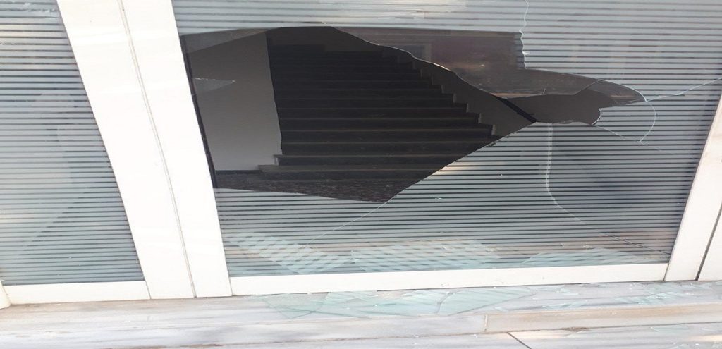 Κέρκυρα: Στο στόχαστρο τα γραφεία της Νέας Δημοκρατίας – Άγνωστοι έσπασαν την πόρτα και πέταξαν εύφλεκτες ύλες (φώτο)