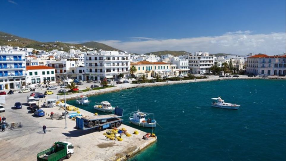 Η στιγμή που πλοίο δένει στο λιμάνι της Τήνου με ανέμους πάνω από 10 μποφόρ (βίντεο)