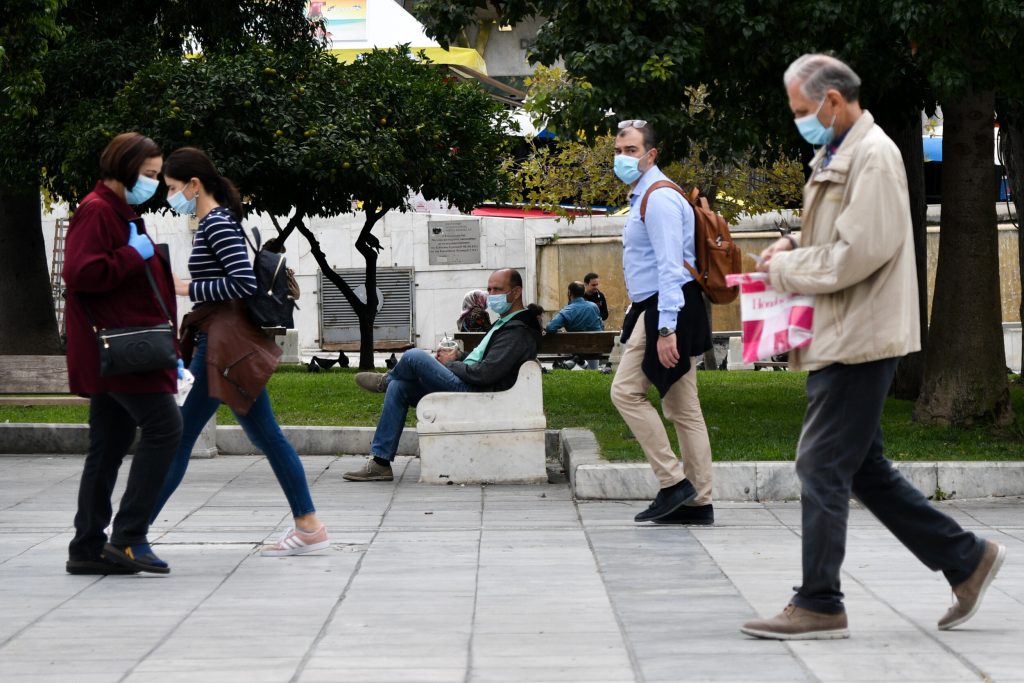 Βαθαίνουν το χάσμα στην κοινωνία: Η κυβέρνηση ανακοινώνει αύριο νέα μέτρα  απαγόρευσης για τους μη εμβολιασμένους