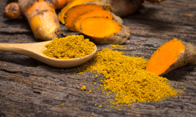 Κουρκουμάς: Τα οφέλη του για την υγεία μας και οι πιθανές παρενέργειες
