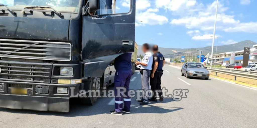 Λαμία: Οδηγός νταλίκας αποκοιμήθηκε στο τιμόνι την ώρα που οδηγούσε – Νόμιζαν ότι έχασε τις αισθήσεις του