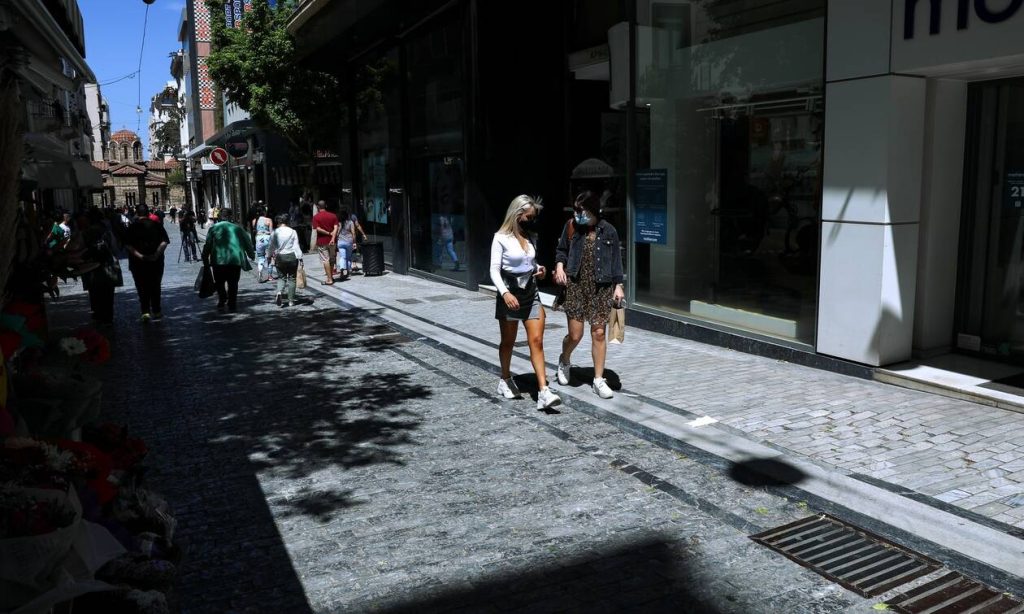 «Μόνο κατά 10% προστατεύουν οι μάσκες» – Στην Ελλάδα επιστρέφουν γιατί «δεν τις φορούσε ο κόσμος όπως πρέπει»