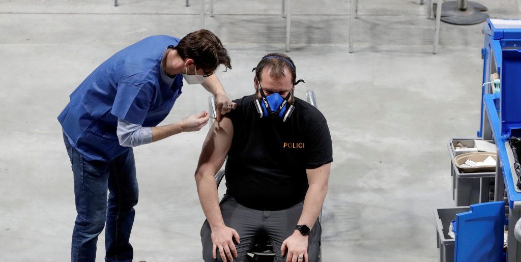 Υποχρεωτικοί εμβολιασμοί: Παίρνουν σειρά οι ένστολοι – Ανακοινώσεις μόλις εγκριθεί το εμβόλιο από τον ΕΜΑ