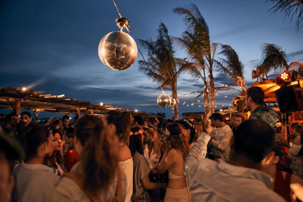 Μύκονος: Τουρίστρια ανέβηκε στο μπαρ και τρέλανε τους πάντες με τον αισθησιακό χορό της (βίντεο)