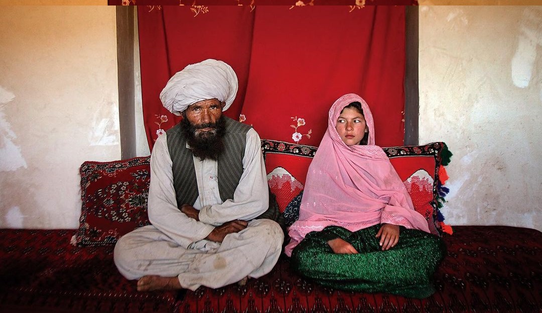 Φωτογραφία σοκ από το Αφγανιστάν: 11χρονο κορίτσι δίπλα στον 40χρονο αρραβωνιαστικό της