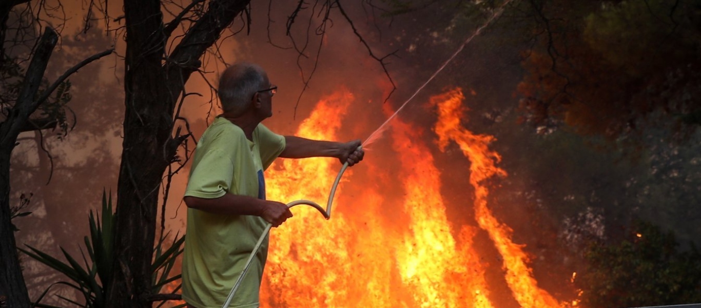 Συγκινεί 92χρονη γυναίκα στη Βαρυμπόμπη – Δεν φεύγει από το καμένο σπίτι της