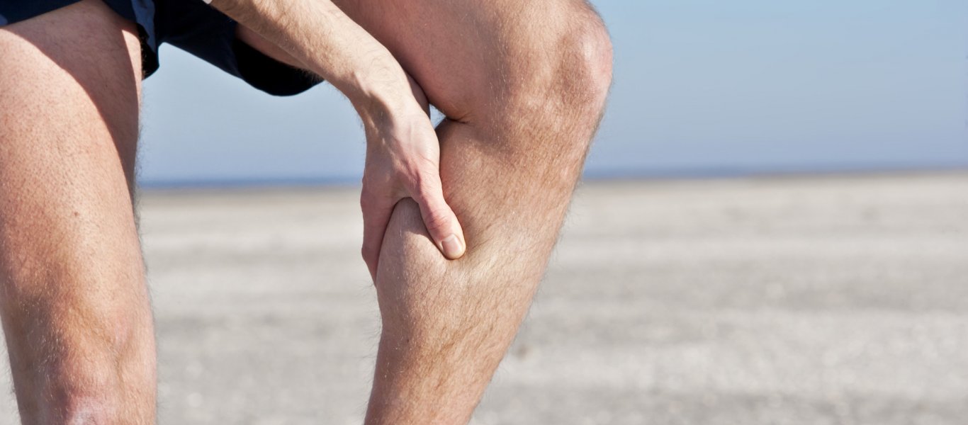 Κράμπες στα πόδια: Πέντε κοινές αιτίες και πότε να επισκεφτείτε γιατρό!