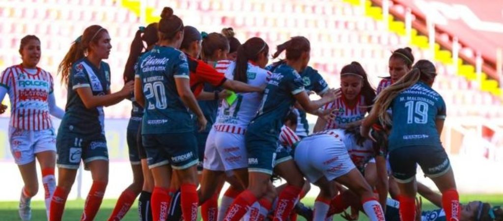 Απίστευτος καβγάς σε αγώνα ποδοσφαίρου – Γυναίκες μετέτρεψαν σε ρινγκ… το γήπεδο (βίντεο)