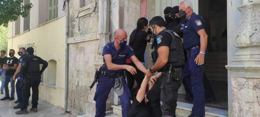 Έγκλημα στη Μεσαρά: Από την πίσω πόρτα στο δικαστήριο ο 27χρονος – «Φονιά» φώναζαν η μάνα και η χήρα του 39χρονου