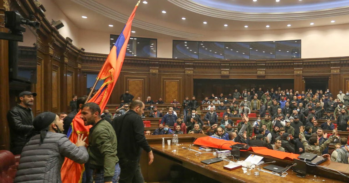 Αρμενία: Έγιναν «μαλλιά κουβάρια» στη Βουλή – Ξέσπασε η… «μάχη των μπουκαλιών» (βίντεο)