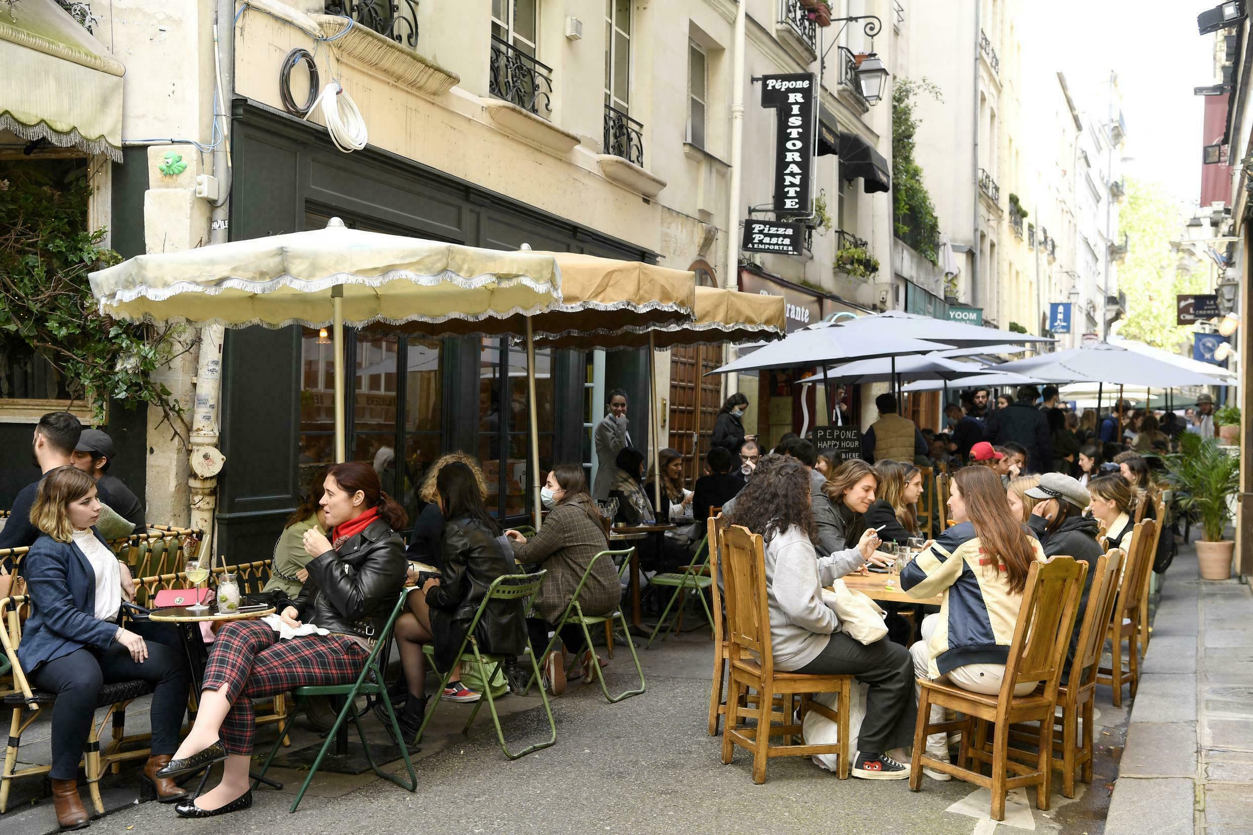Διαμαρτυρία στο Παρίσι: Άδεια τα καταστήματα εστίασης – Οι Γάλλοι τρώνε  έξω από αυτά! (βίντεο)