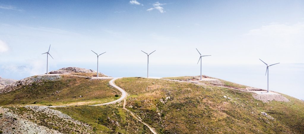 Την ώρα που η Ελλάδα καίγεται η κυβέρνηση τοποθετεί ανεμογεννήτριες στην Τήνο