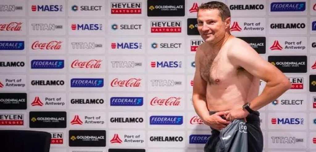 Ο προπονητής της Αντβέρπ εμφανίστηκε στη συνέντευξη Τύπου με μια… πετσέτα! (φώτο)