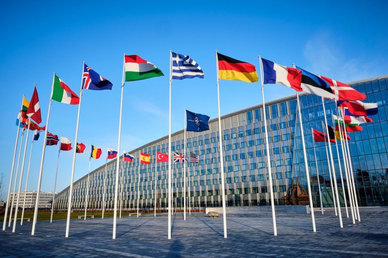 ΝΑΤΟ: Μεσίστιες οι σημαίες των 30 συμμάχων στις Βρυξέλλες μετά την τρομοκρατική επίθεση στη Καμπούλ